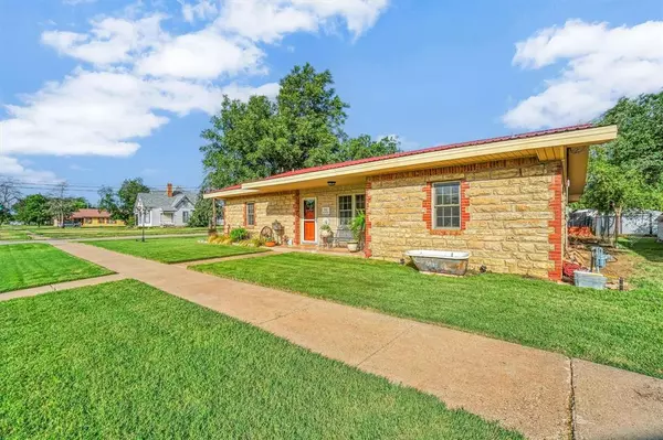 Quanah, TX 79252,310 Earle Street