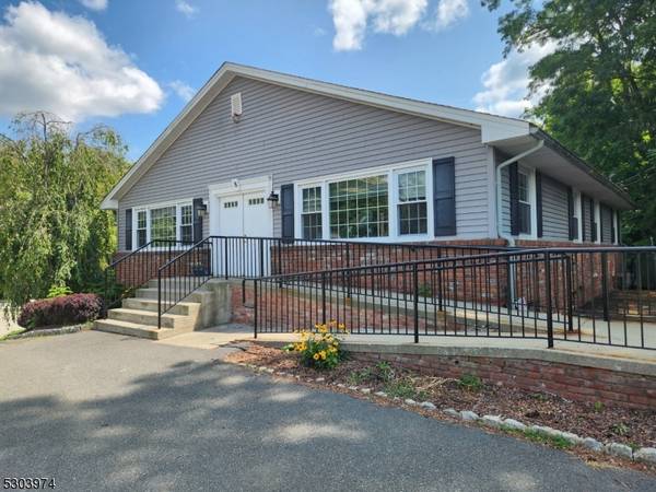 8 Lenape Rd, Andover Boro, NJ 07821