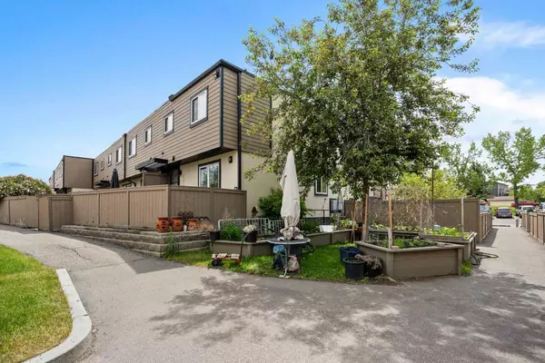 Calgary, AB T3E3H4,3809 45 ST SW #61