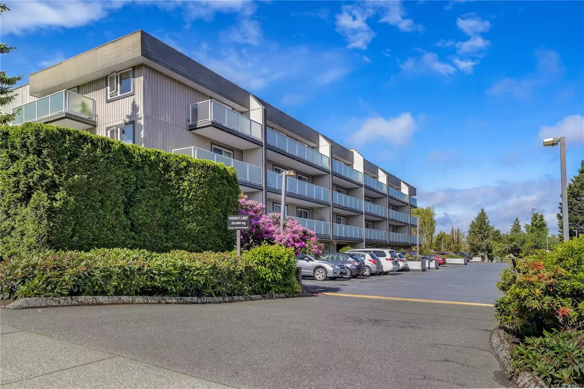 Saanich, BC V8X 1M4,3240 Glasgow Ave #306