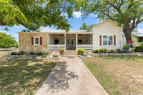 1447 -- Royal Oaks LOOP, Fredericksburg, TX 78624