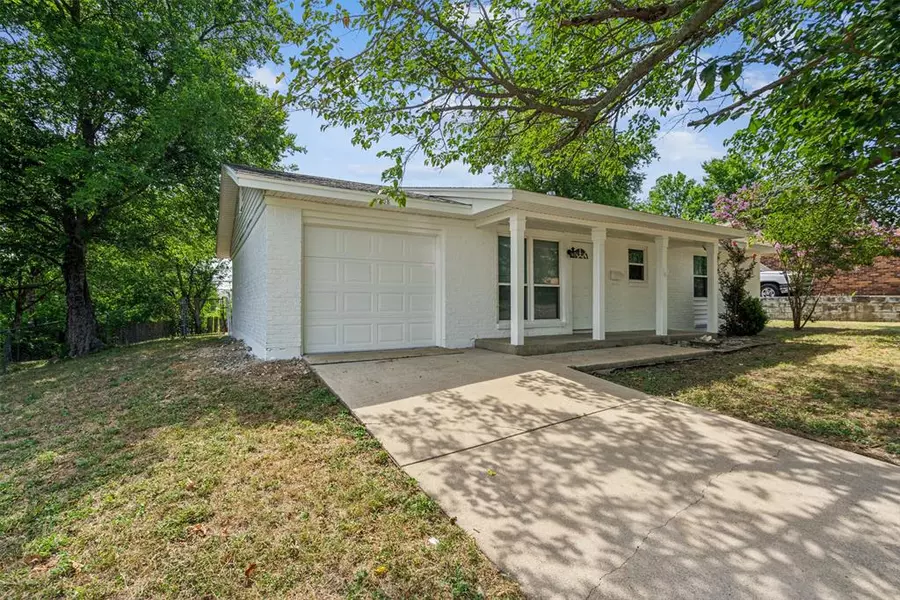 6208 Loydhill Lane, Fort Worth, TX 76135