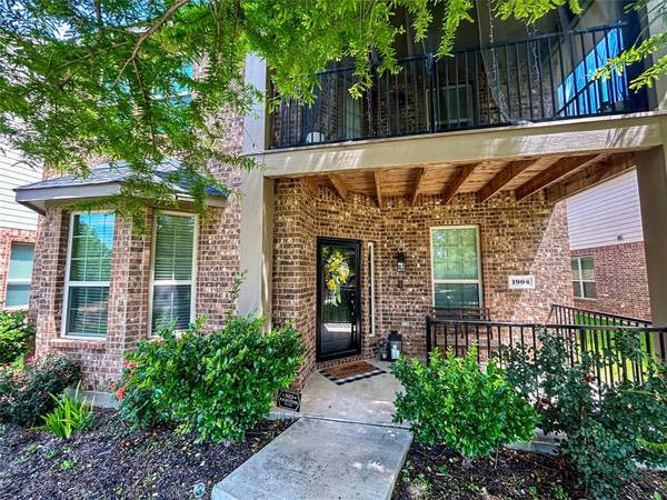 1904 Parkside Mews,  Lancaster,  TX 75146