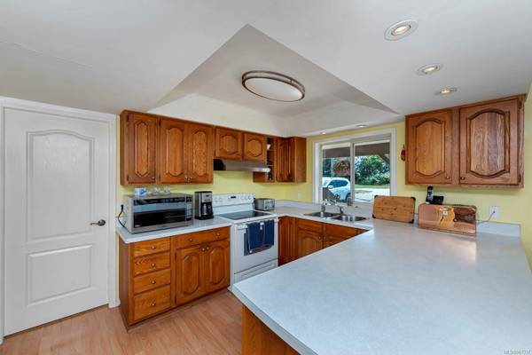 Central Saanich, BC V8M 1W3,2812 Island View Rd