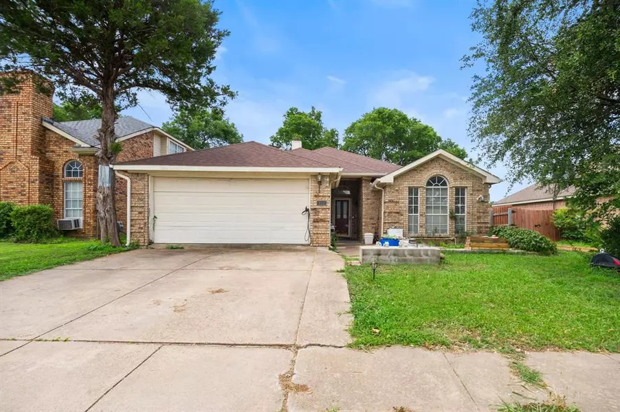 102 Moss Hill Drive, Arlington, TX 76018