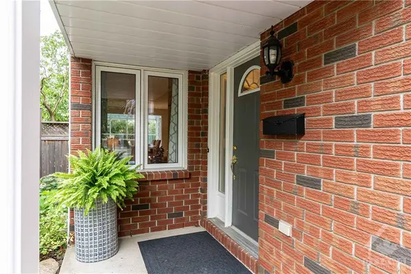 27 SADDLE CRES, Ottawa, ON K1G 5L4