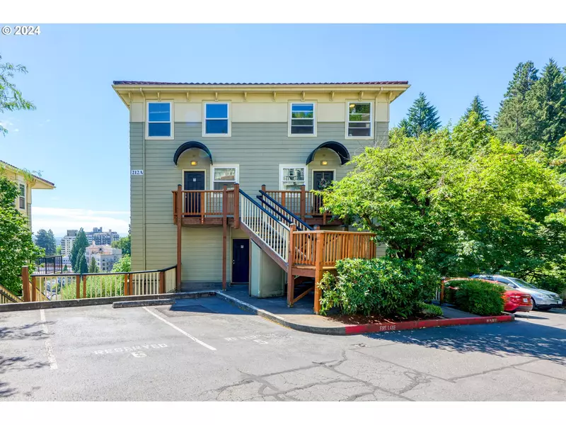 212 NW UPTOWN TER #3B, Portland, OR 97210