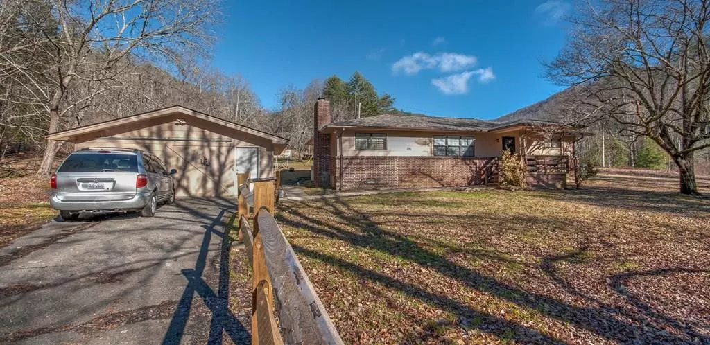 613 Cochrans Creek Rd, Robbinsville, NC 28771