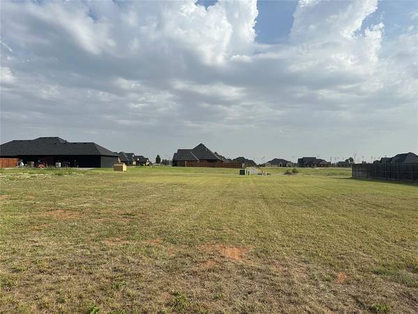 2105 N Club House Drive, Weatherford, OK 73096