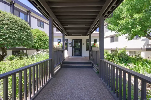 Victoria, BC V8R 4W9,1975 Lee Ave #305