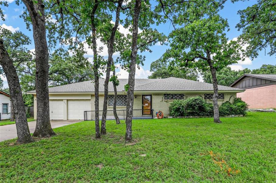 200 W Mistletoe Drive, Kennedale, TX 76060