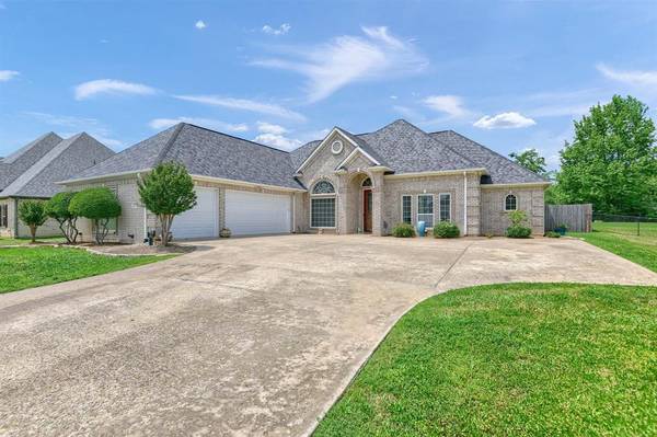 837 Kiowa Drive E, Lake Kiowa, TX 76240