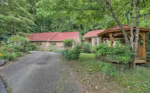 Hayesville, NC 28904,454 Hiawassee River Road