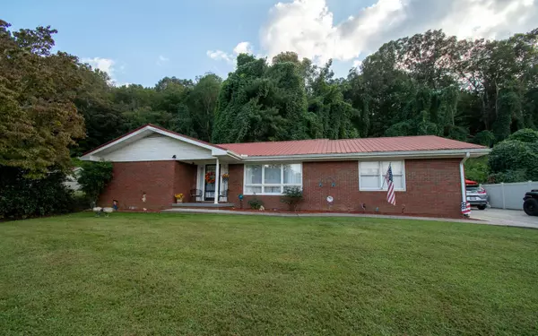 74 E Tennessee Avenue, Mccaysville, GA 30555