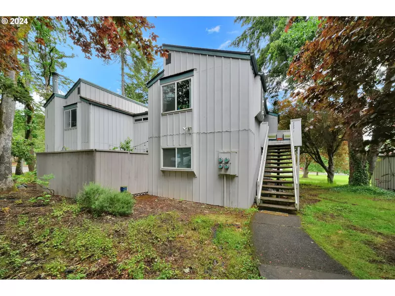 2221 HAWKINS LN, Eugene, OR 97405