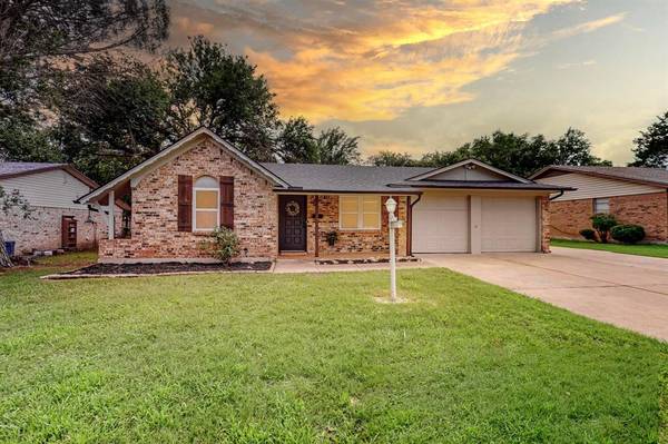 529 NW Chisholm Road, Burleson, TX 76028