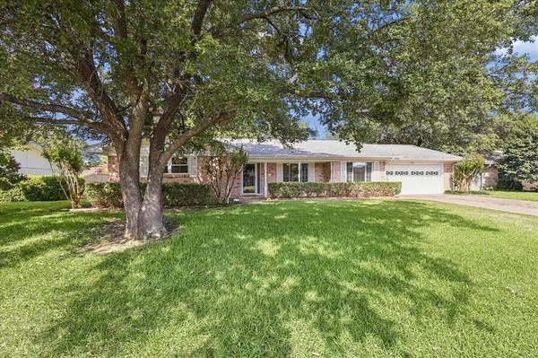 4001 Emerald Oaks Drive, Haltom City, TX 76117