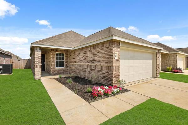 1602 Luke Street, Ennis, TX 75119