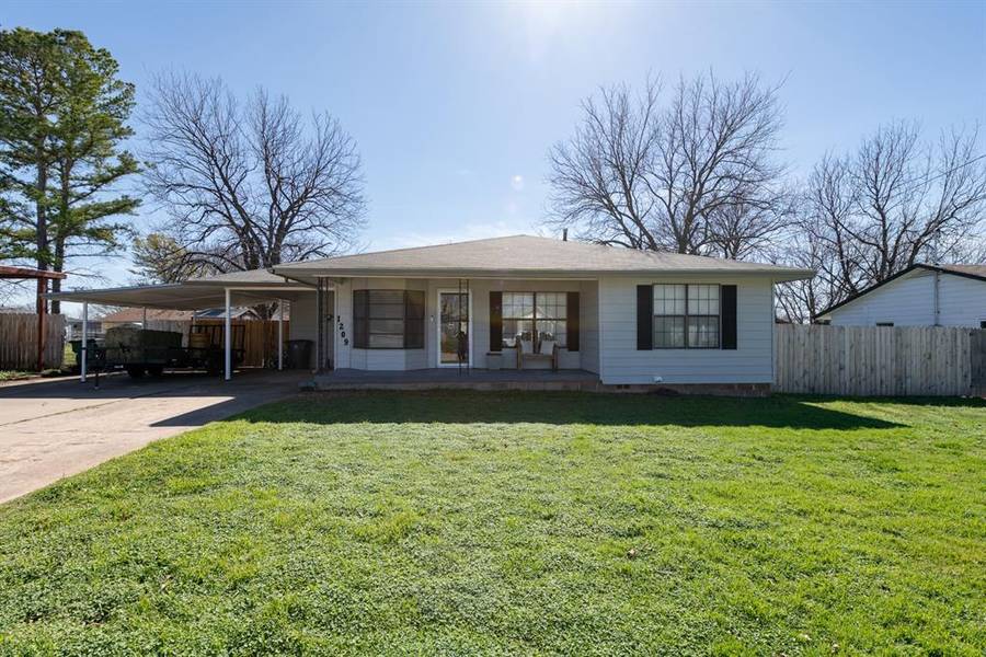 1209 E Spring Street, Henrietta, TX 76365