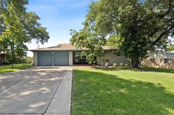 2421 Robert Burns Drive, Fort Worth, TX 76119