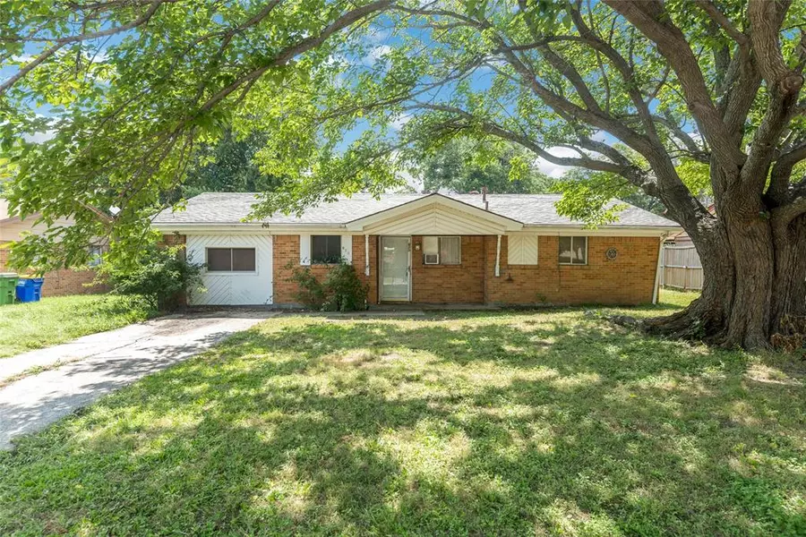 820 Hallvale Drive, White Settlement, TX 76108