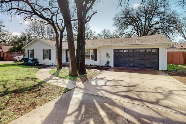 613 W Hillcrest Street, Keene, TX 76059