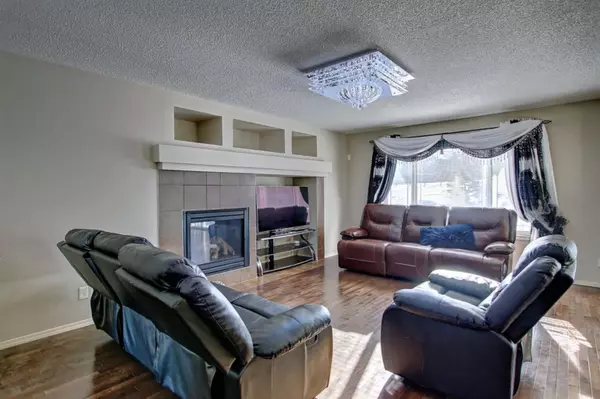 Calgary, AB T3K 0G5,252 Panora Close NW