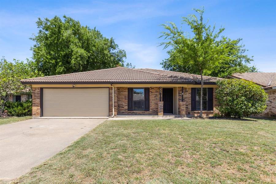 7429 Meadow Creek Drive, Fort Worth, TX 76133