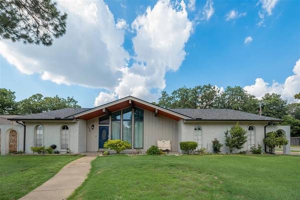 824 Mountain Terrace, Hurst, TX 76053