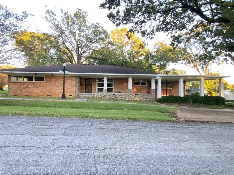 210 Creekmore Dr., Bruce, MS 38915