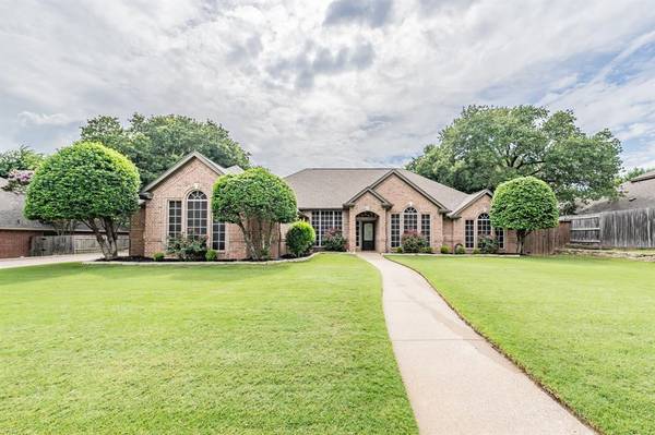 8313 Thornhill Drive, North Richland Hills, TX 76182