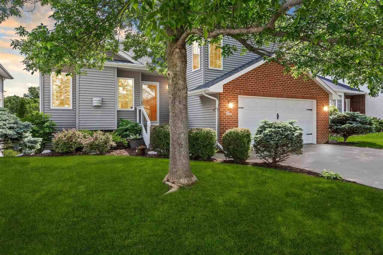 5 Ambrose Ct, Coralville, IA 52241