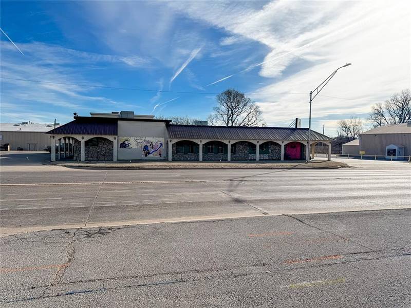 902 S Main Street, Elk City, OK 73644