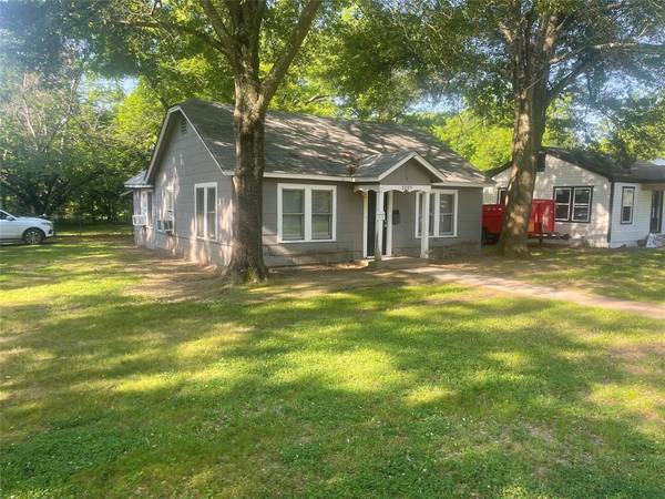 2205 W Kaufman Street, Paris, TX 75460