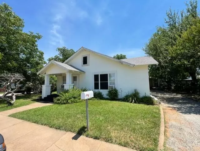 305 S Donald Street, Seymour, TX 76380