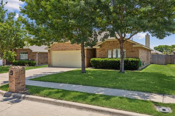 437 Brookhollow Lane,  Saginaw,  TX 76131