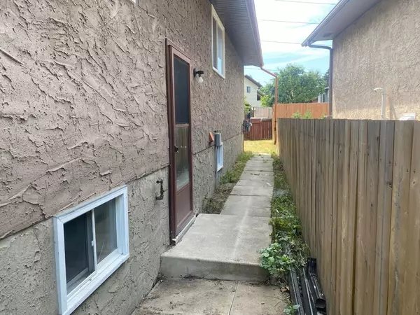 Calgary, AB T3K 1H6,143 Bermuda DR NW