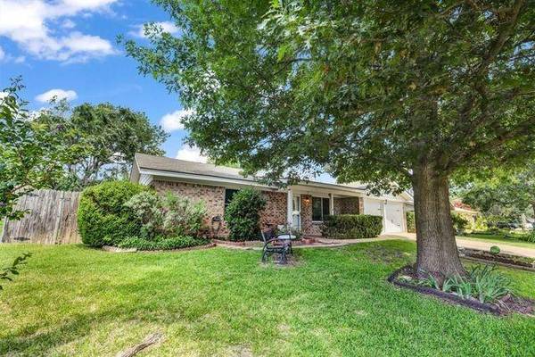 1206 Johnson Street, Benbrook, TX 76126