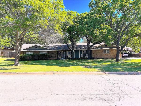 1418 Oak Hills Drive, Graham, TX 76450