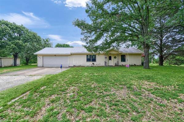 427 W Acres Road, Whitesboro, TX 76273