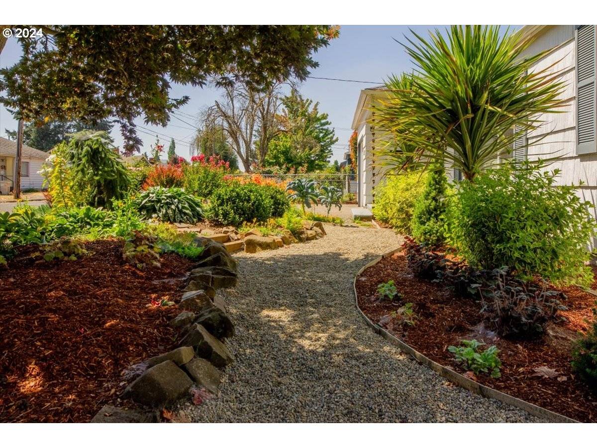 Lebanon, OR 97355,211 BERRY ST