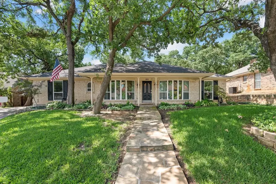 820 Saddlebrook Drive S, Bedford, TX 76021