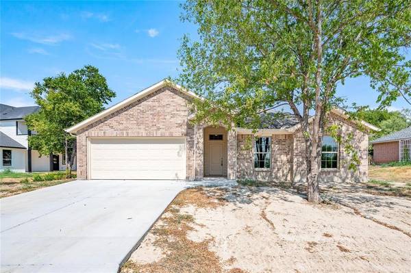 114 Half Moon Way, Runaway Bay, TX 76426