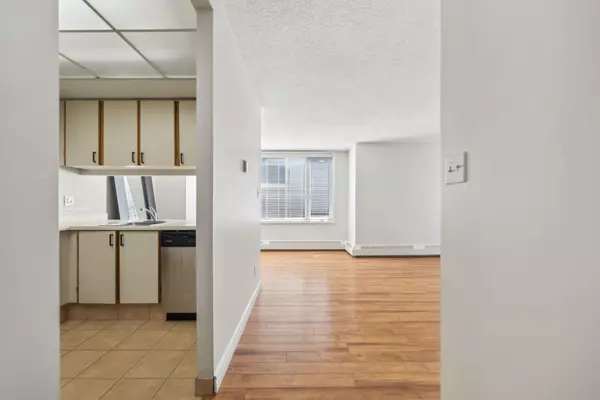 Calgary, AB T2P 3P3,310 8 ST SW #210