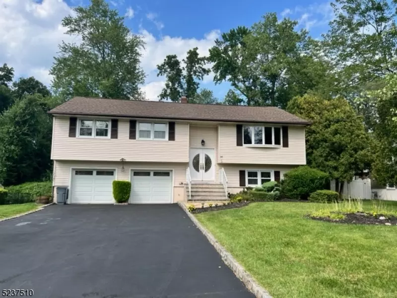 93 Barnida Dr, East Hanover Twp., NJ 07936