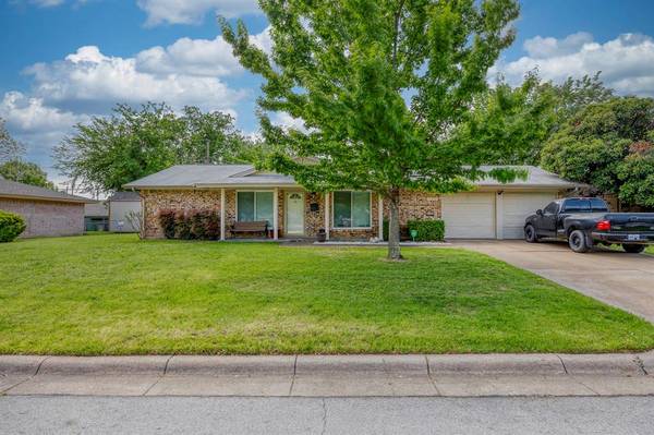 405 Gregory Street, Burleson, TX 76028