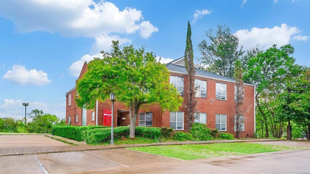 Arlington, TX 76013,1307 W Abram Street #204