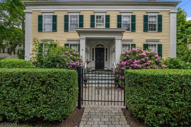46 Center St, Clinton Town, NJ 08809
