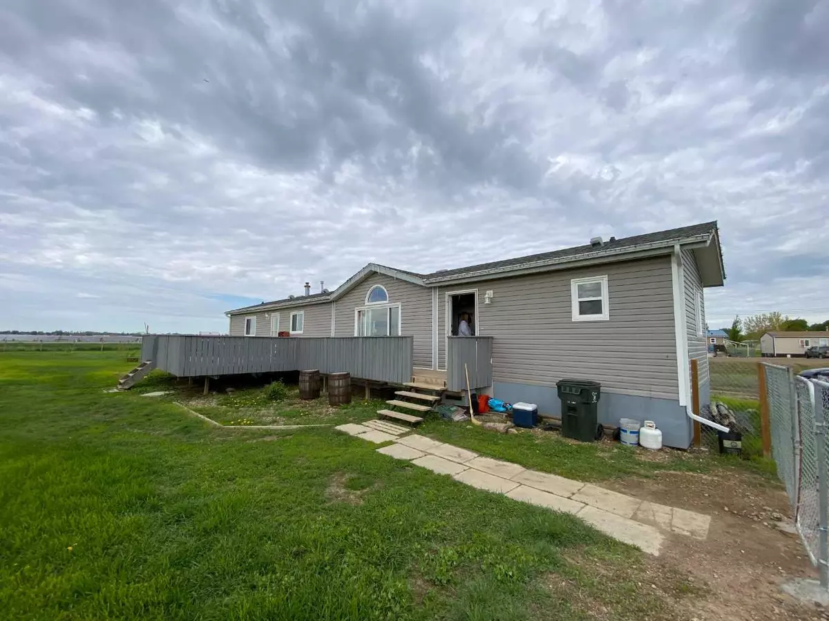 Rural Newell County Of, AB T1R 0S2,302 Cactus CT