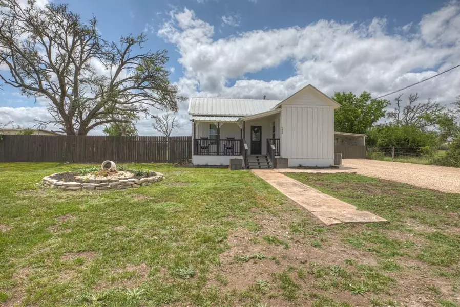 271 N 3rd ST, Harper, TX 78025